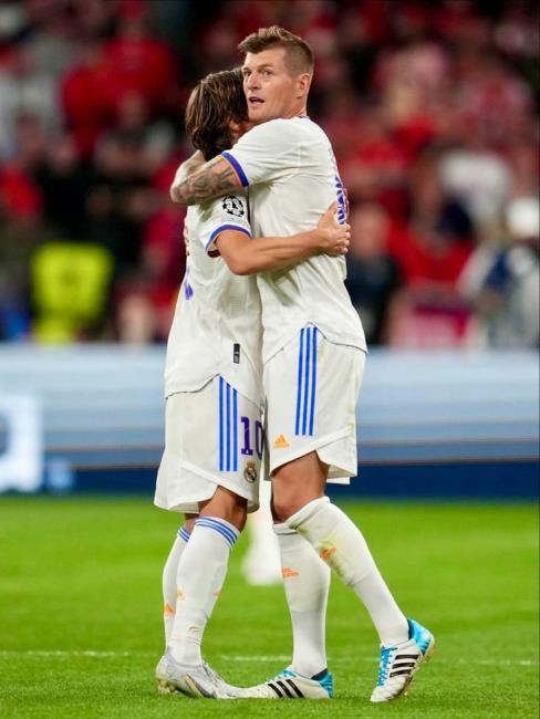 Modric y Kroos dándose un abrazo