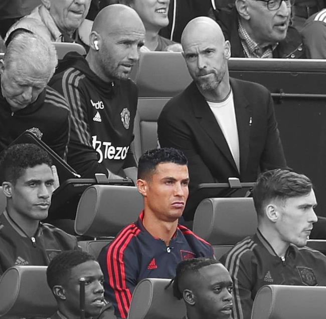 Cristiano Ronaldo en el banquillo junto a Ten Hag