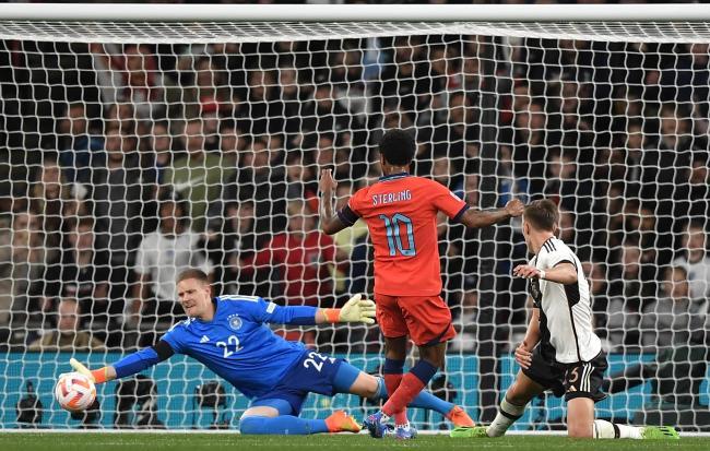 Ter Stegen realizando una parada con Alemania a un tiro de Sterling