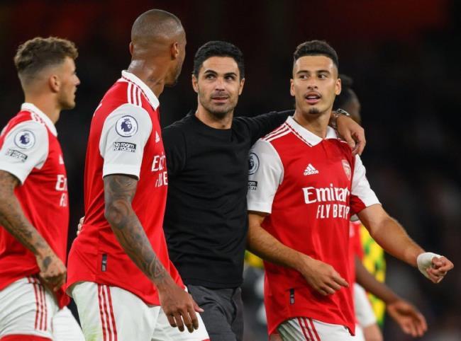 Arteta junto a sus jugadores