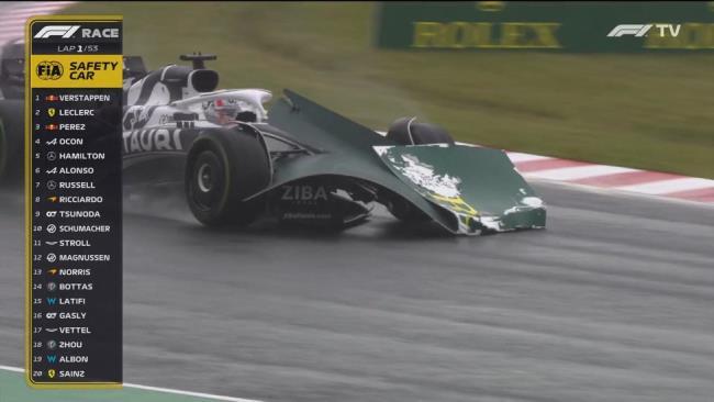 Gasly con el trozo de valla publicitaria