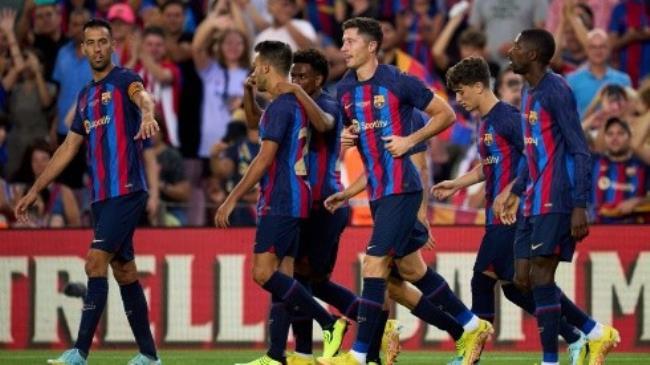 Plantilla del FC Barcelona celebrando un gol