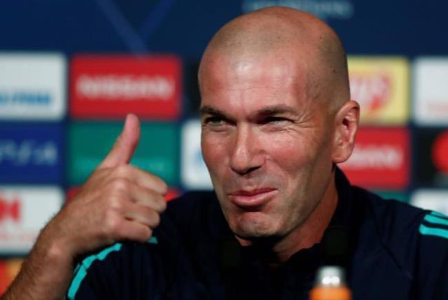 Zinedine Zidane con el pulgar arriba