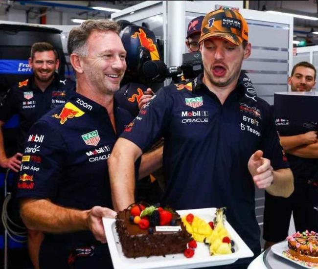 Verstappen celebrando el campeonato con una tarta junto a sus compañeros de Red Bull