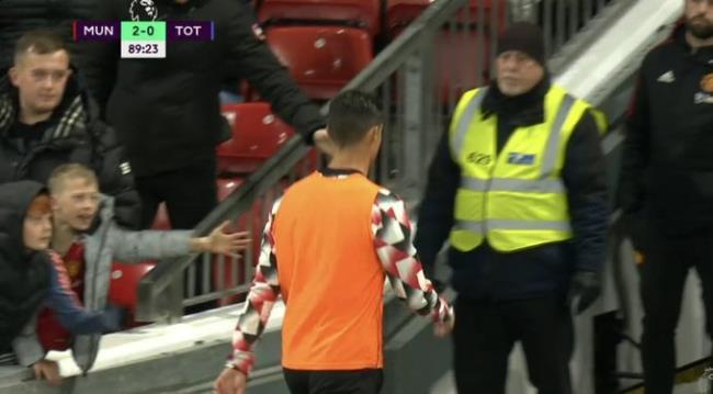 Cristiano Ronaldo marchándose al túnel de vestuario en el partido ante el Tottenham