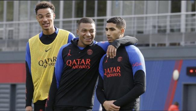 Ekitike junto a Messi y Achraf