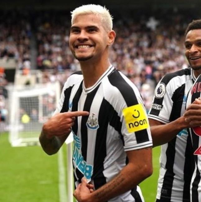 Bruno Guimaães señalándose el escudo del Newcastle