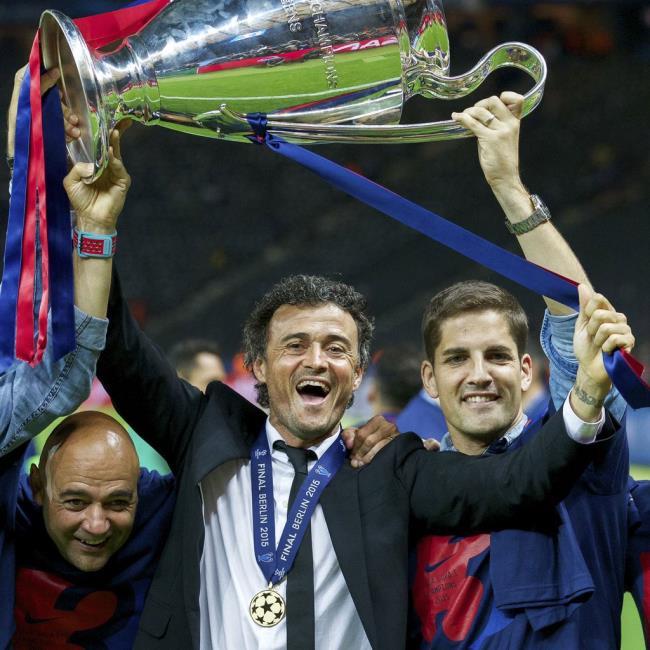 Luis Enrique levantando la Champions League