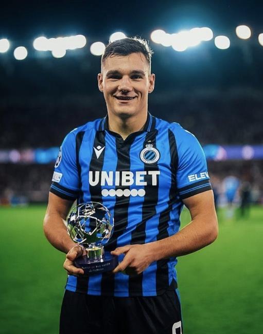 Ferran Jutglá con el trofeo MVP al partido tras el encuentro ante el Atlético de Madrid