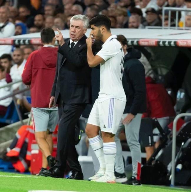 Ancelotti dando instrucciones a Asensio