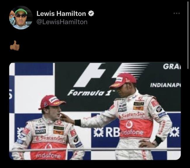 Fotografía de las redes sociales de Hamilton con el podio de Indianápolis