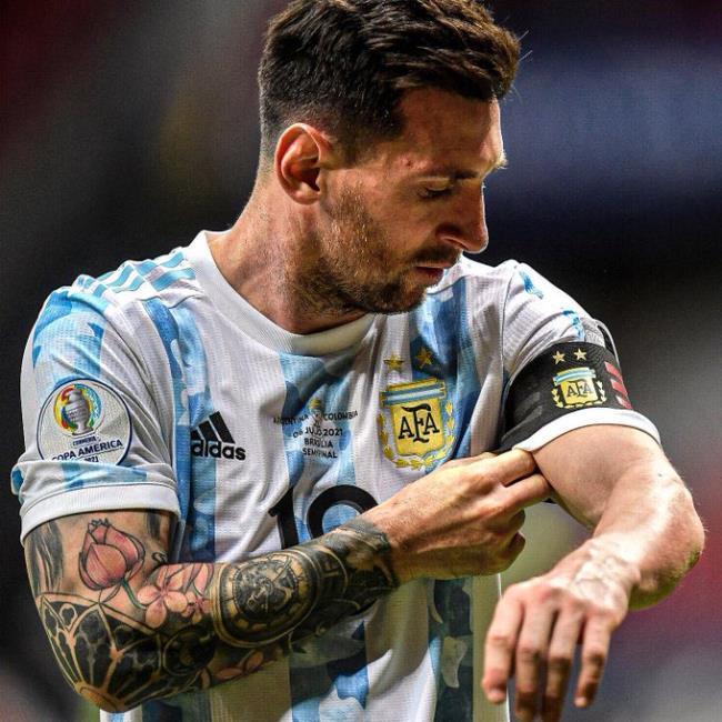 Messi colocándose el brazalete de capitán de Argentina