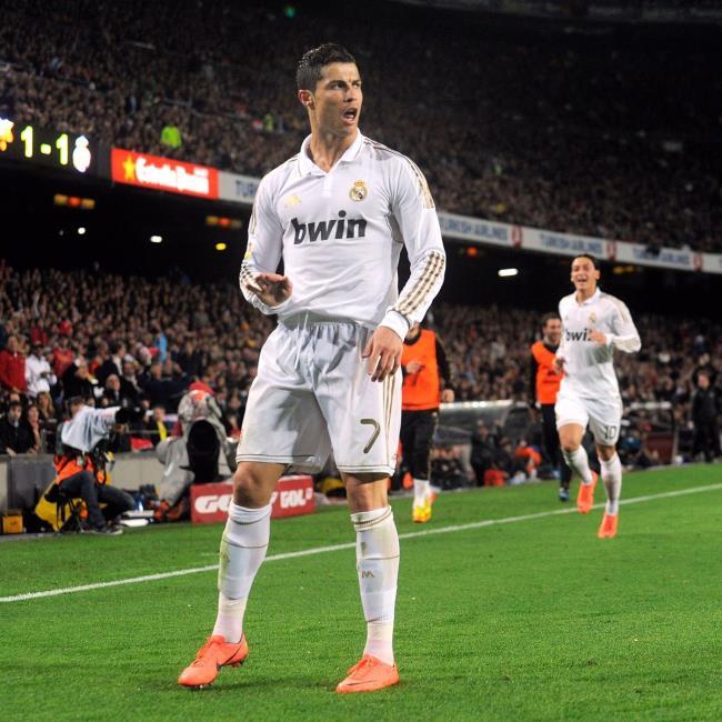 Cristiano Ronaldo pidiendo calma en el Santiago Bernabéu
