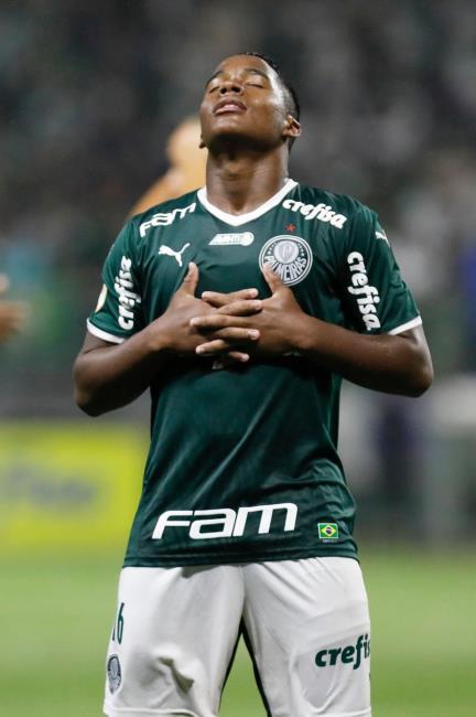 Endrick celebrando el gol como Cristiano Ronaldo