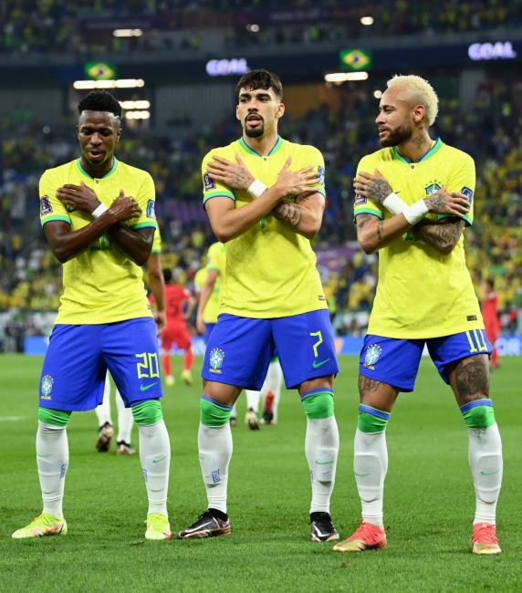 Vinicius, Paquetá y Neymar bailando tras el gol dle futbolista del West Ham