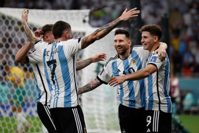 Futbolistas de Argentina celebrando un gol contra Países Bajos