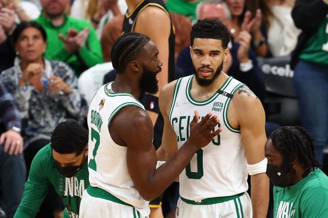 Jayson Tatum y Jaylen Brown