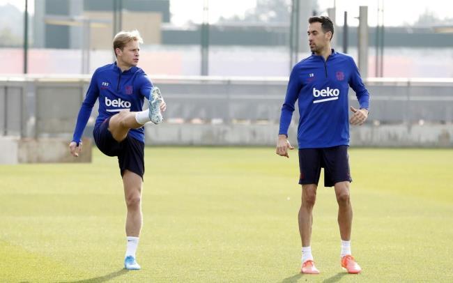 Frenkie de Jong y Sergio Busquets, futbolistas del FC Barcelona