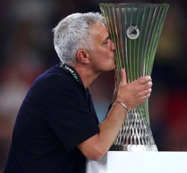 José Mourinho besando el trofeo de la Conference League