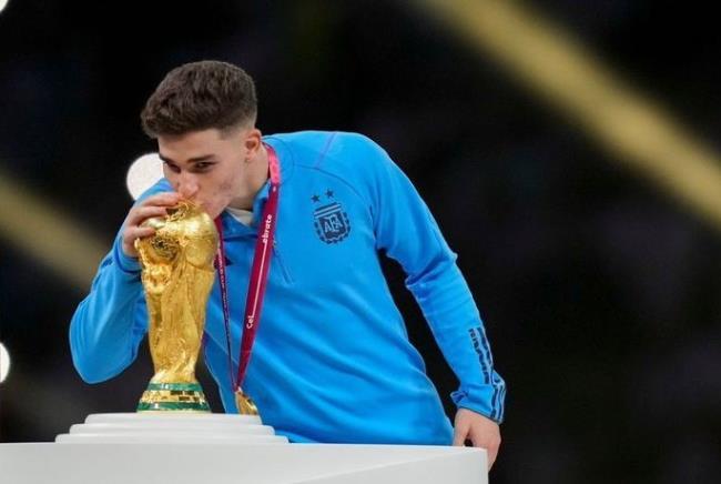 Julián Álvarez besando la Copa del Mundo
