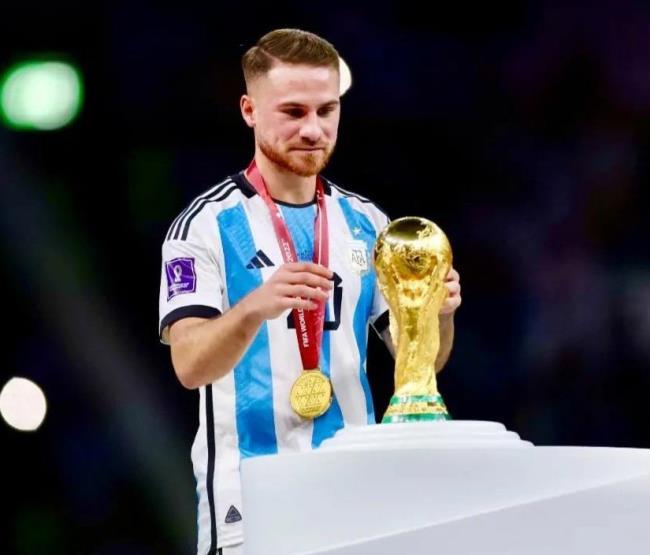 Alexis Mac Allister con la copa del Mundial