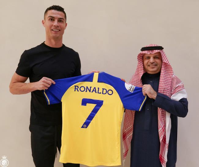 Cristiano Ronaldo junto a su camiseta del Al Nassr