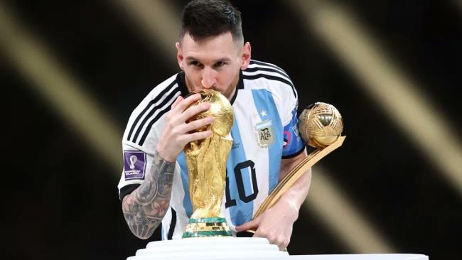 Messi besando la Copa del Mundo