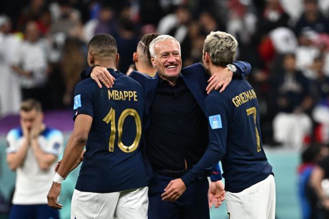 Deschamps con Griezmann y Mbappé