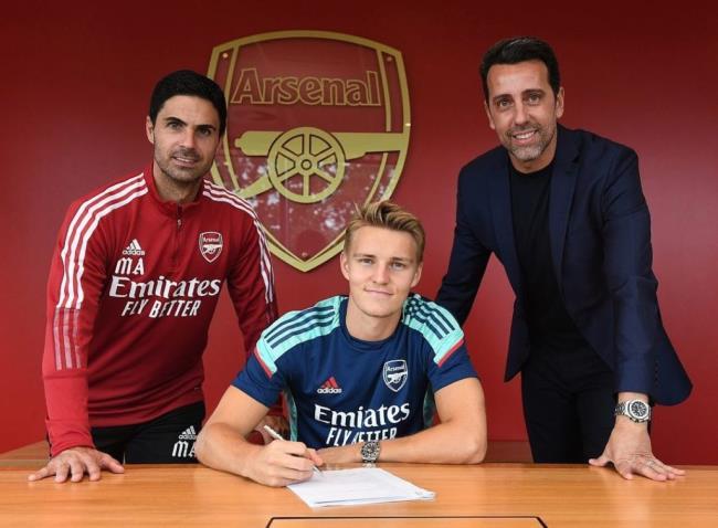 Odegaard firmando su contrato con el Arsenal