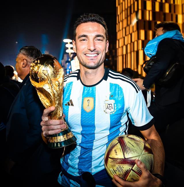 Scaloni con la Copa del Mundo