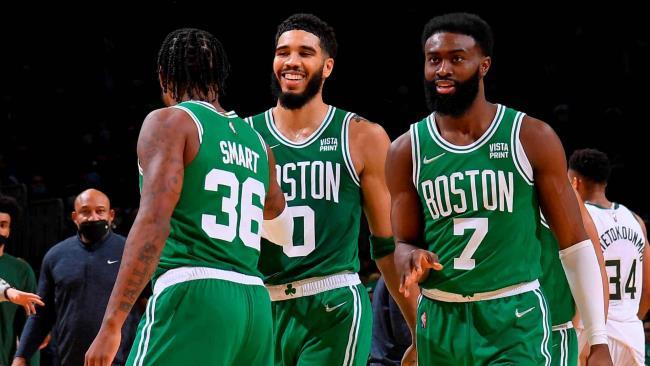 Tatum, Smart y Brown, jugadores de Boston Celtics