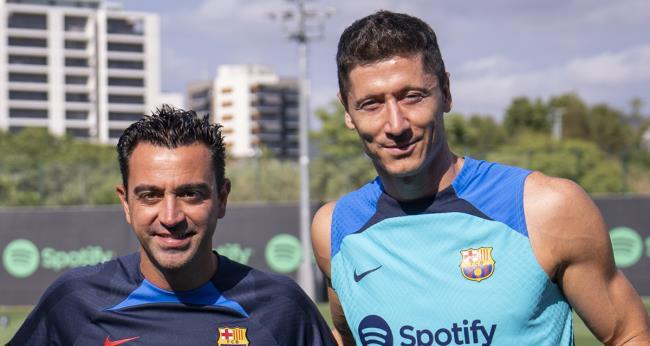 Xavi y Robert Lewandowski