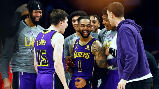 Lakers celebrando contra Raptors