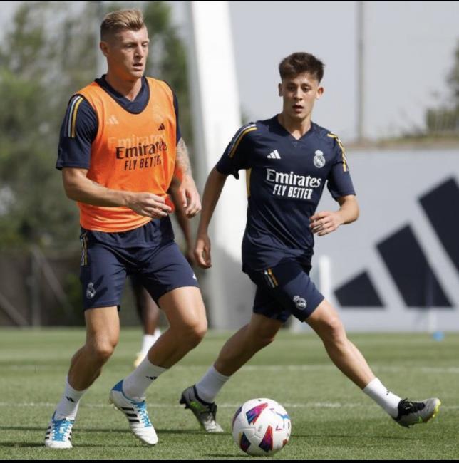 Güler junto a Kroos