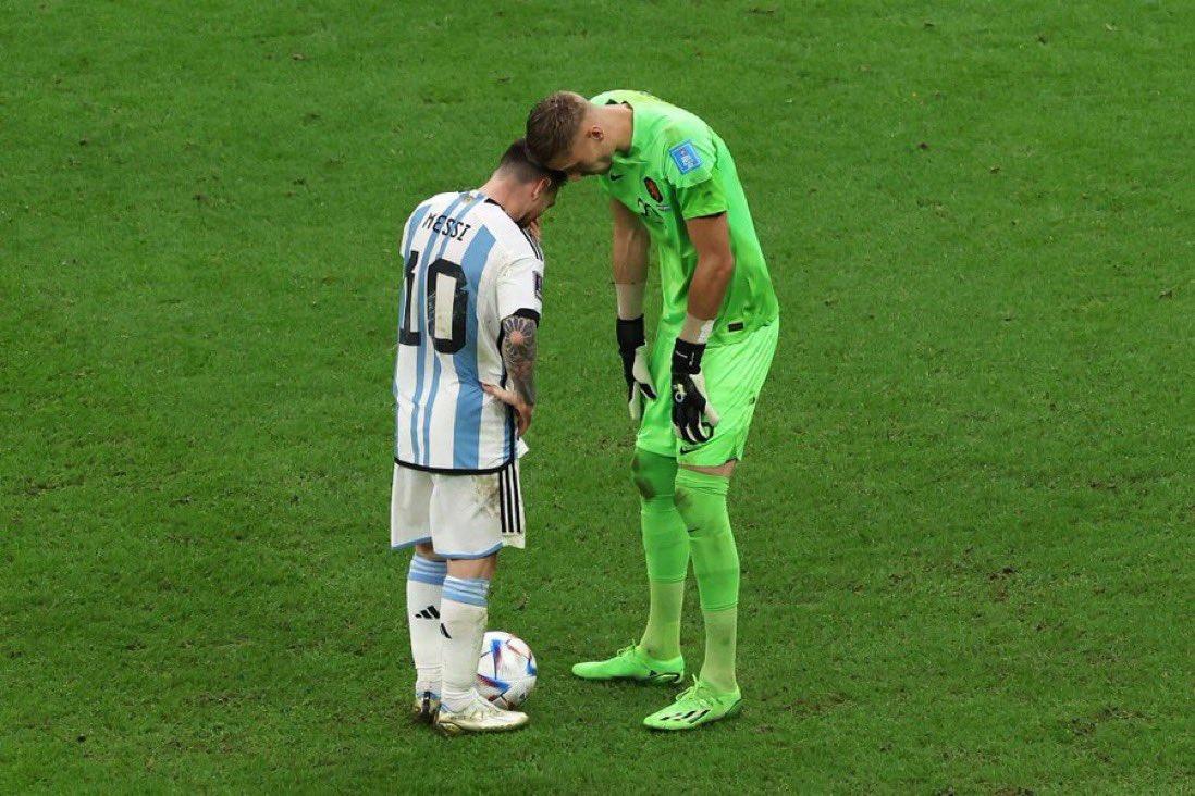 Noppert con Leo Messi en los cuartos de final del Mundial de Catar.