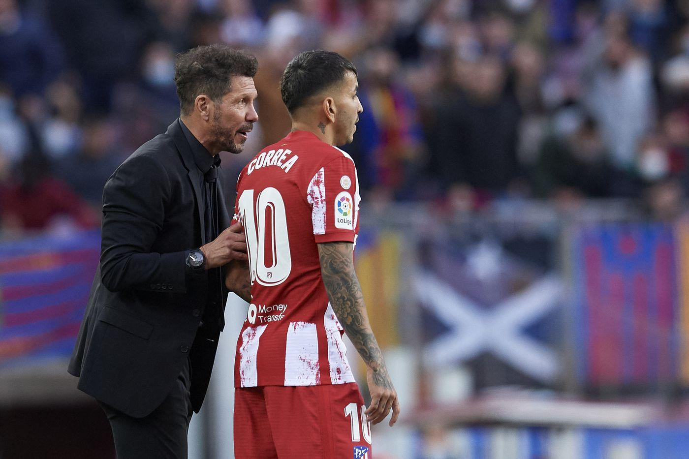 El Cholo Simeone con Ángel Correa.