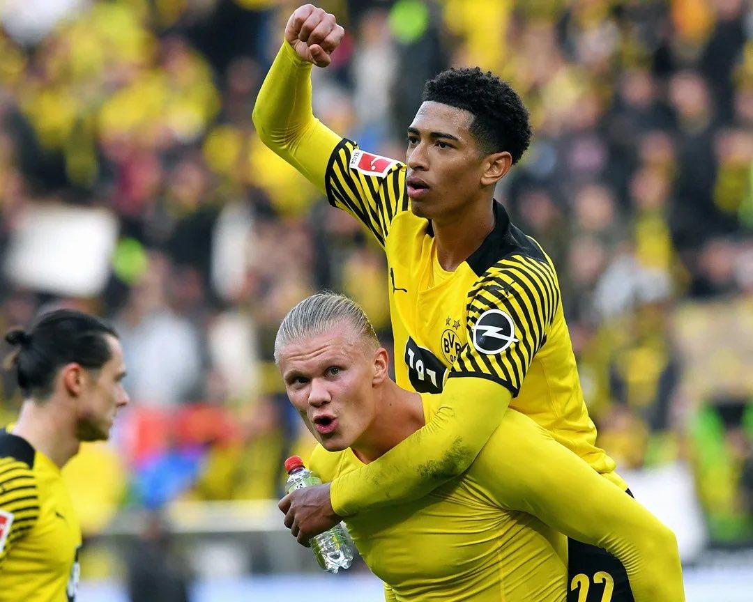 Jude Bellingham y Erling Haaland celebran un gol con el Borussia Dortmund.