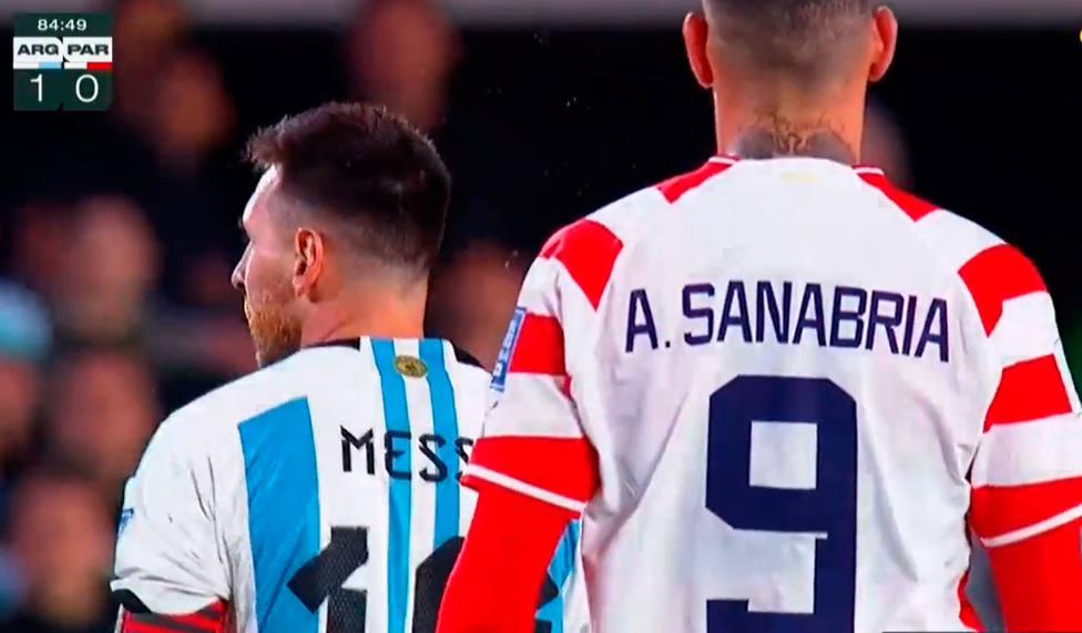 Sanabria y Messi escupitajo