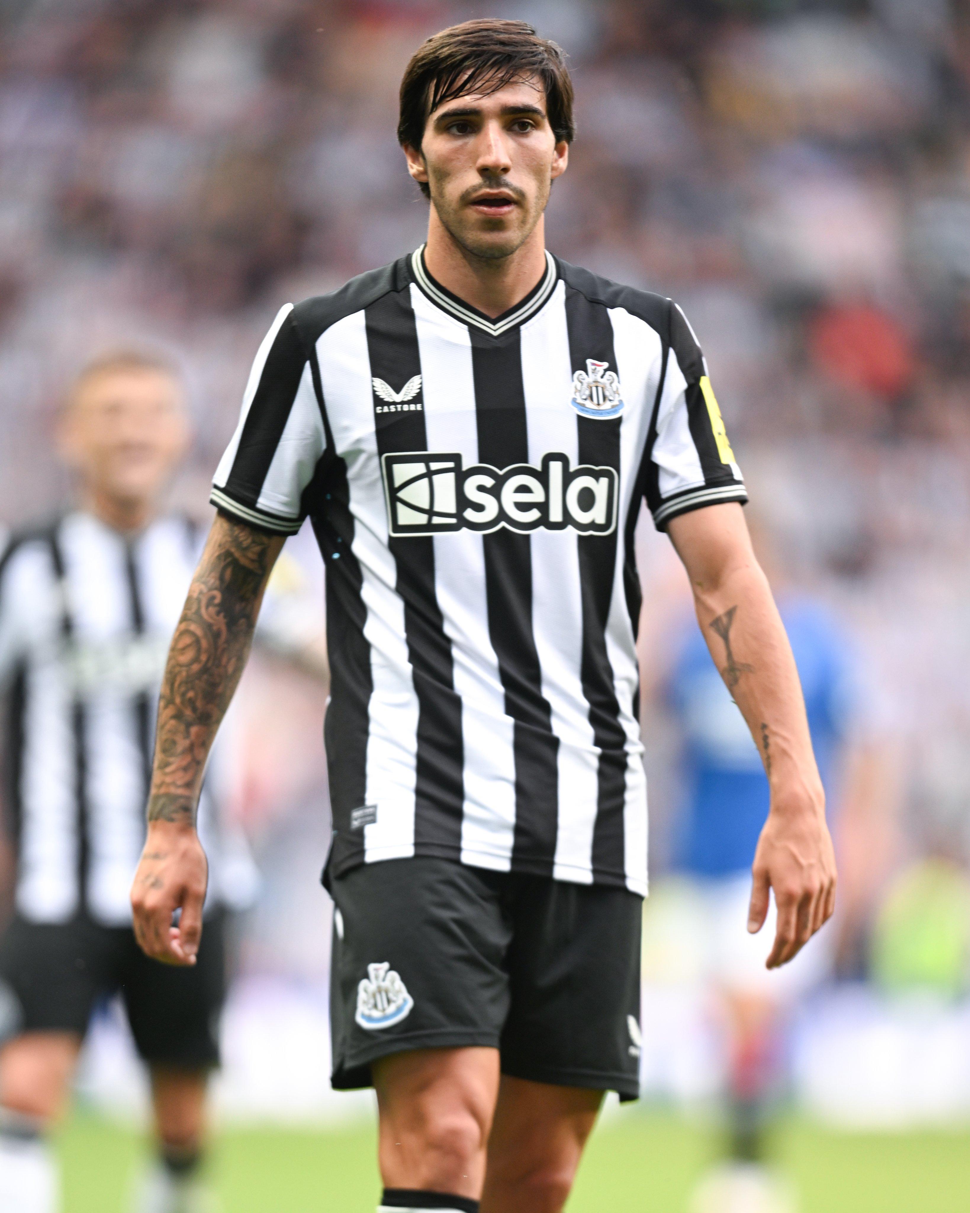 Tonali en el Newcastle