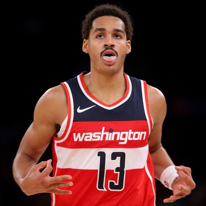 Jordan Poole celebra una canasta con la camiseta de los Wizards
