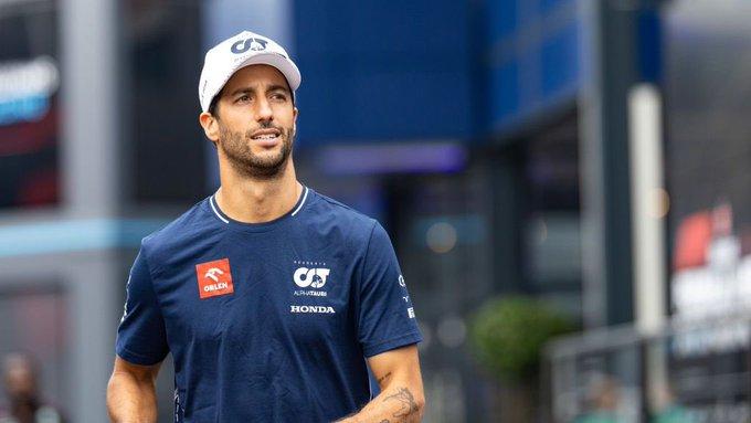 Ricciardo pasea por los boxes de las escuderías