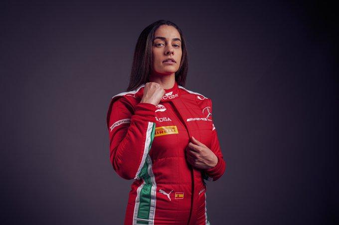 Marta García posando con su mono de F1