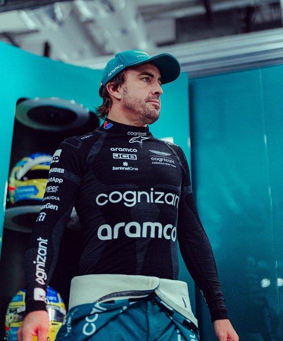 Fernando Alonso mirando pantallas en boxes