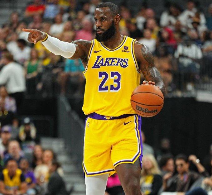 Lebron James disputando un encuentro con los Lakers