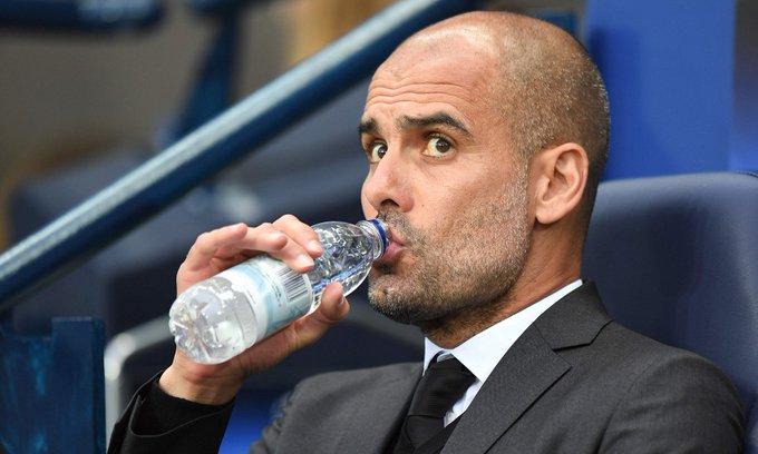 Guardiola bebe agua durante un partido del Manchester City