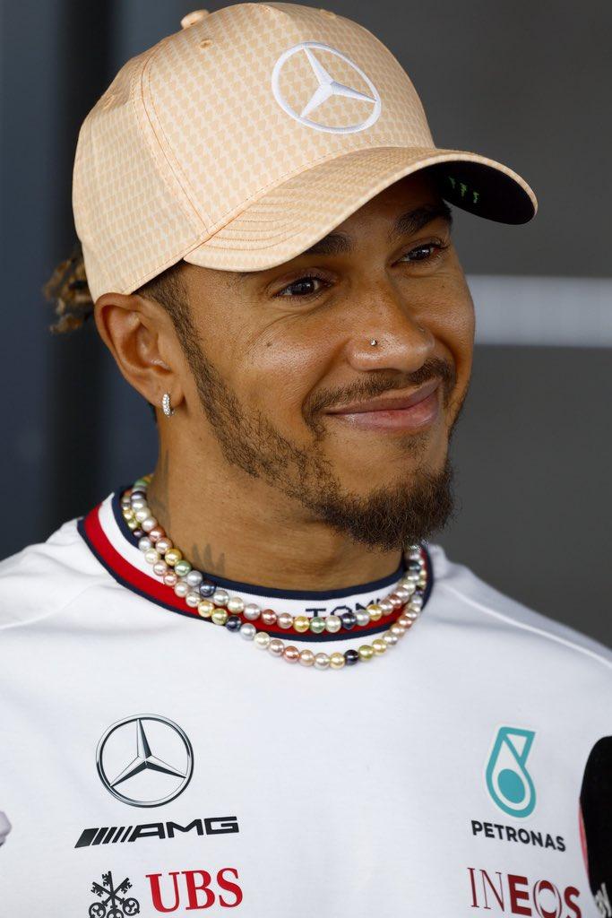 Hamilton escucha atentamente las preguntas de un periodista