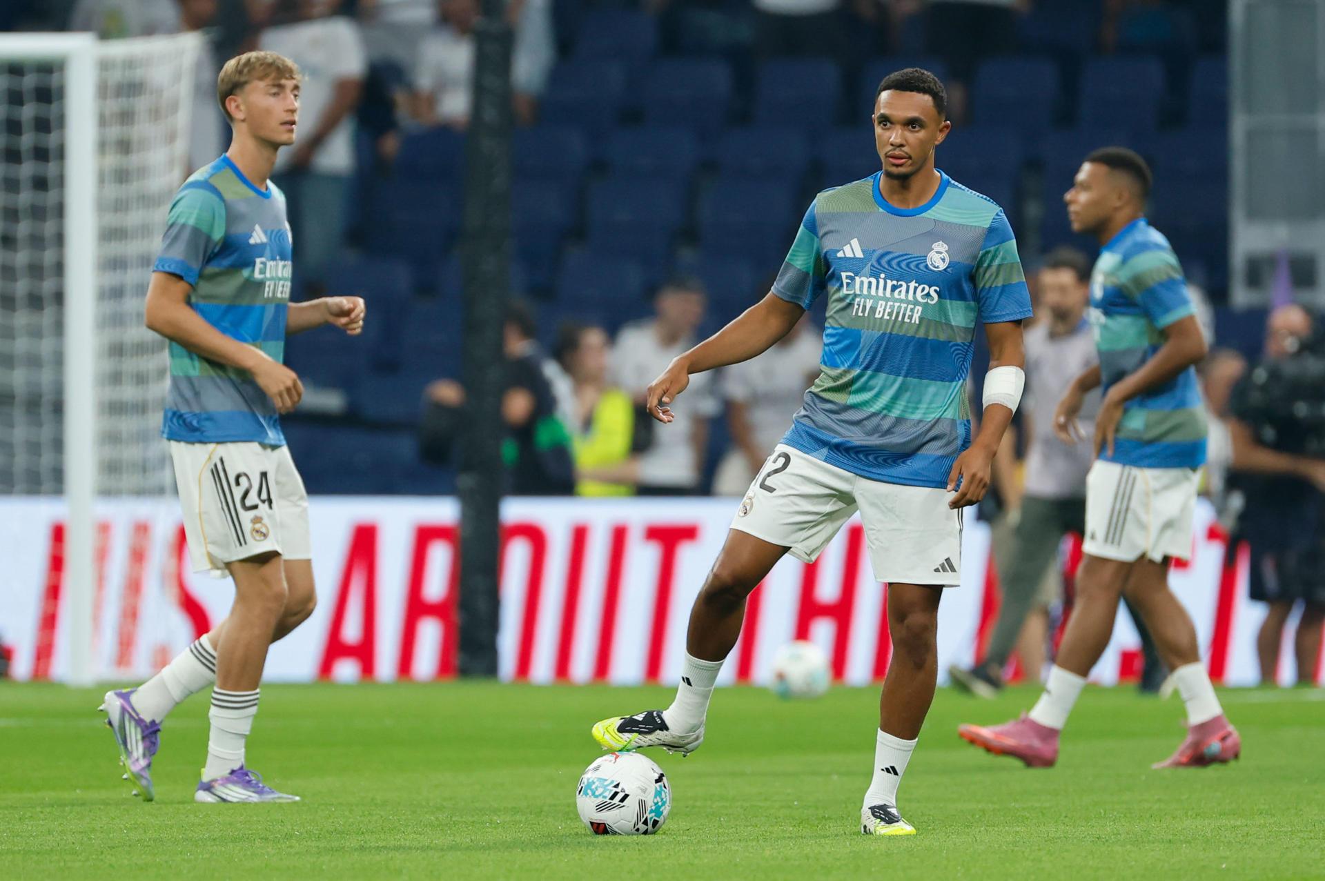Dean Huijsen y Trent Alexander-Arnold - EFE