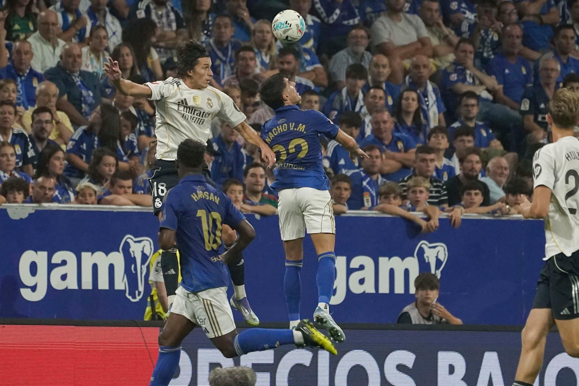 Álvaro Carreras y Dean Huijsen - EFE