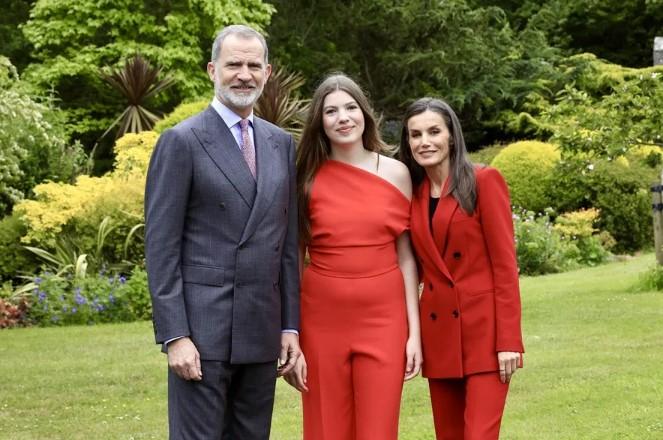 Infanta Sofía y sus padres
