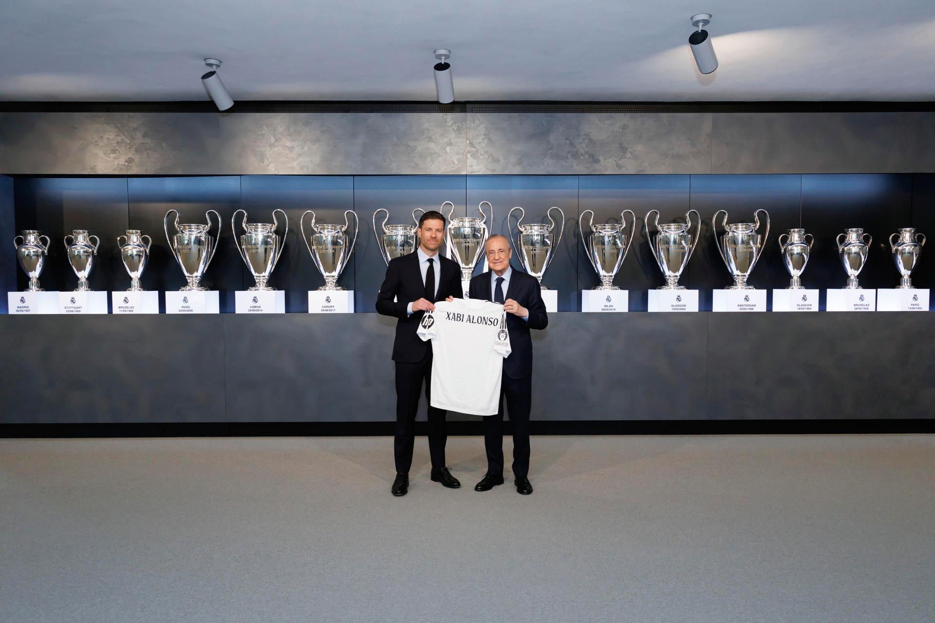 Xabi Alonso y Florentino Pérez - EFE